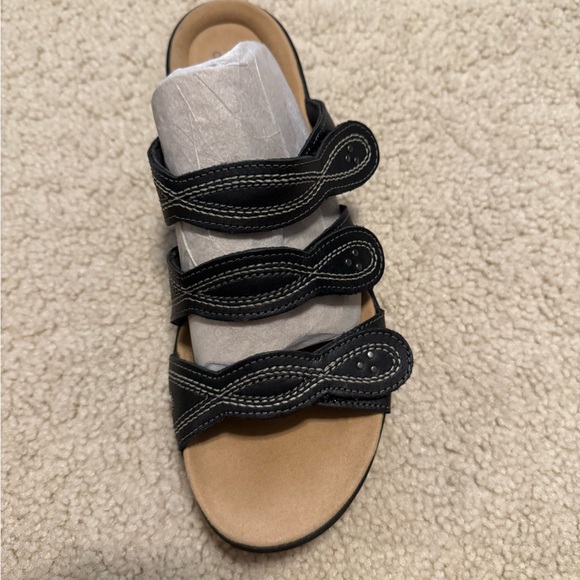 Clark’s women’s black sandals size 8.5 wide - Picture 2 of 5